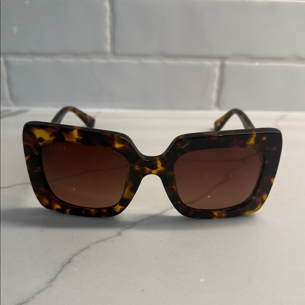 ♥️ FINAL PRICE ♥️ DIFF Eyewear SASHA - Amber Tortoise + Brown Gradient